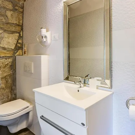 2 Bedroom Awesome In Holiday home *