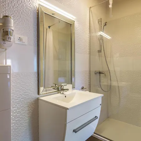 2 Bedroom Awesome In Holiday home *