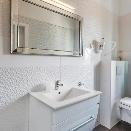 2 Bedroom Awesome In Holiday home *